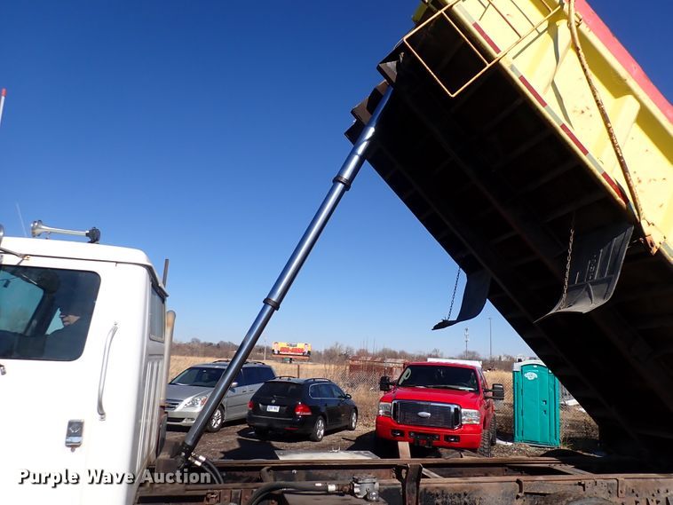 image for item DS7025 1999 International 4900  dump truck