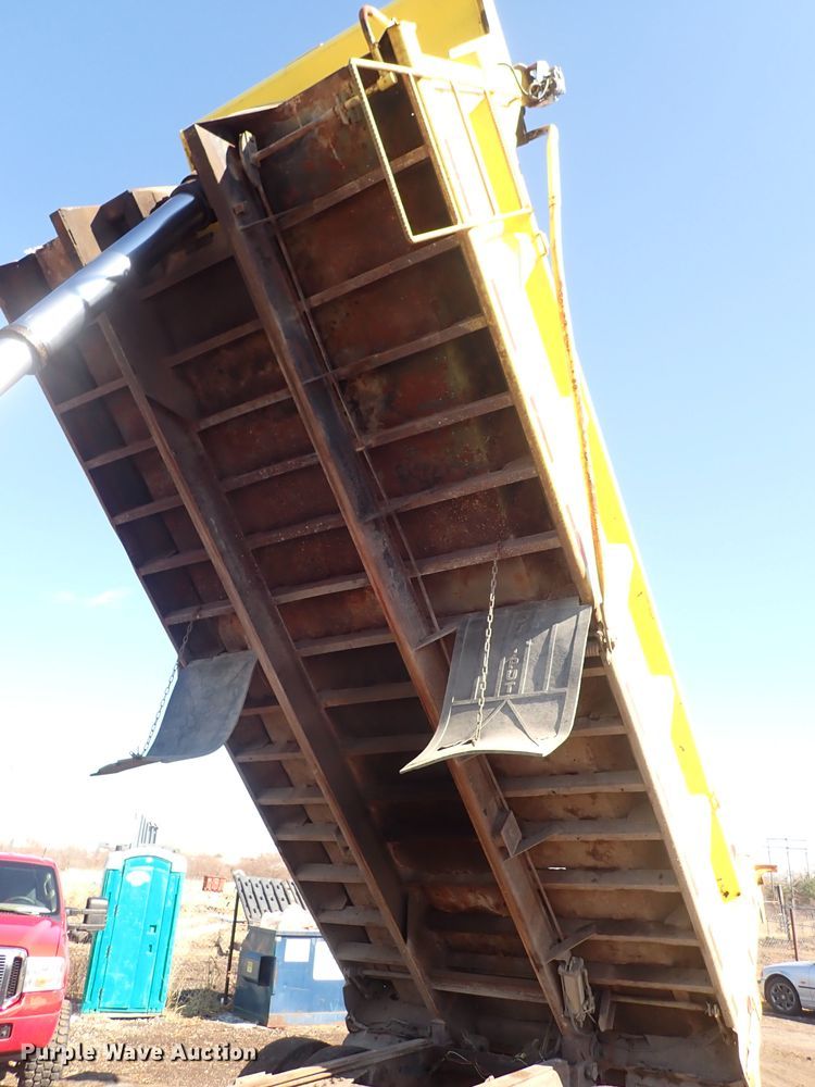 image for item DS7025 1999 International 4900  dump truck