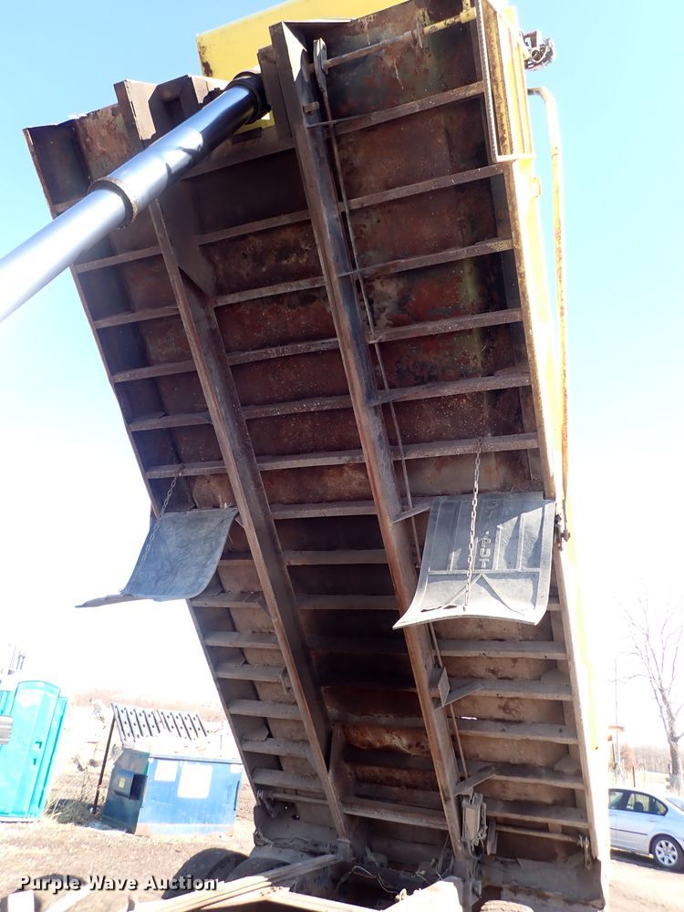 image for item DS7025 1999 International 4900  dump truck