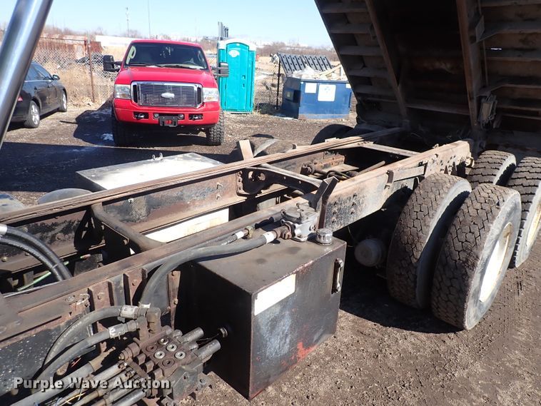image for item DS7025 1999 International 4900  dump truck