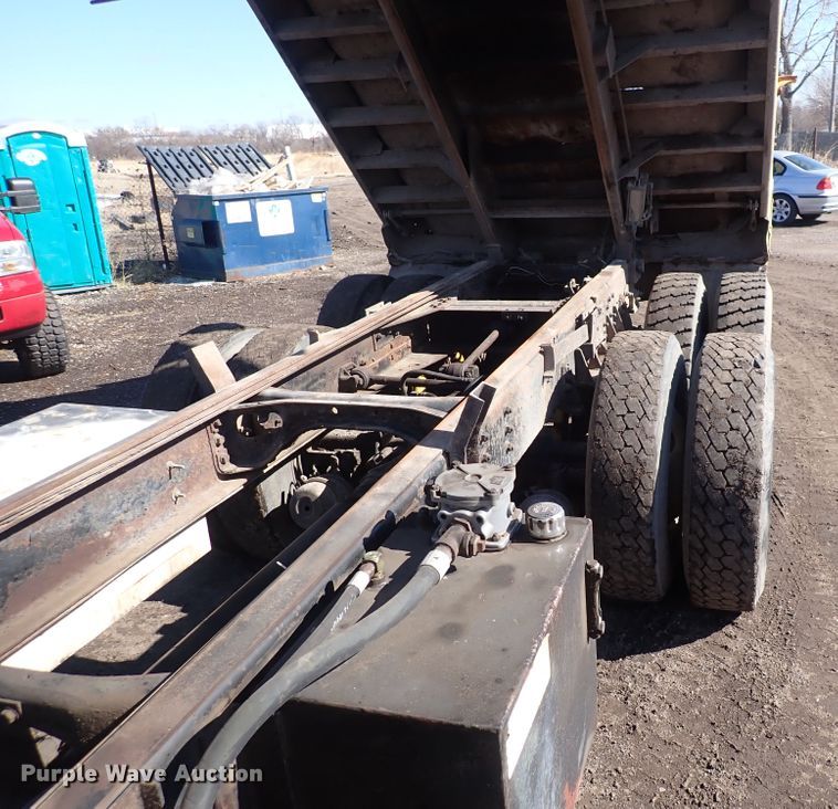 image for item DS7025 1999 International 4900  dump truck