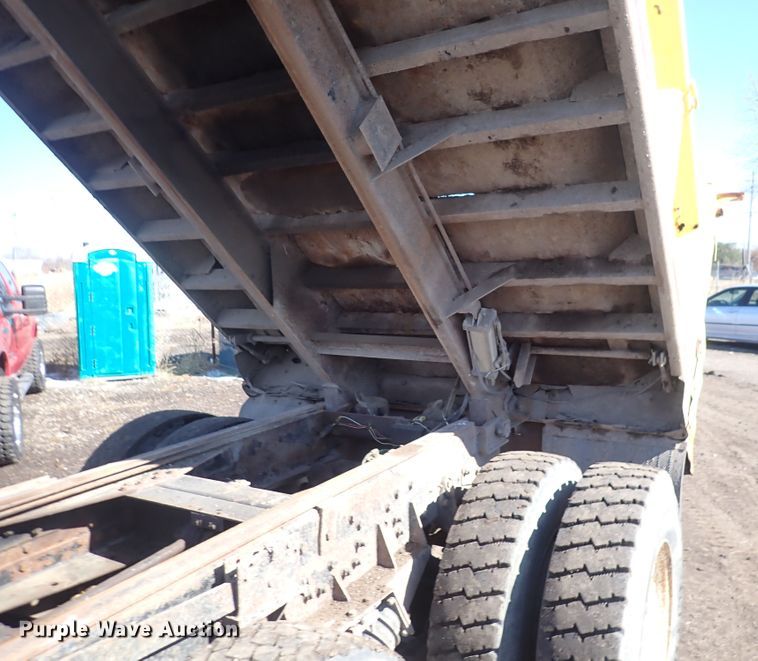 image for item DS7025 1999 International 4900  dump truck