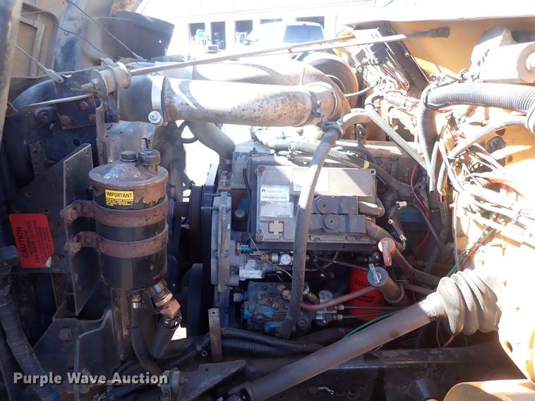 image for item DS7025 1999 International 4900  dump truck