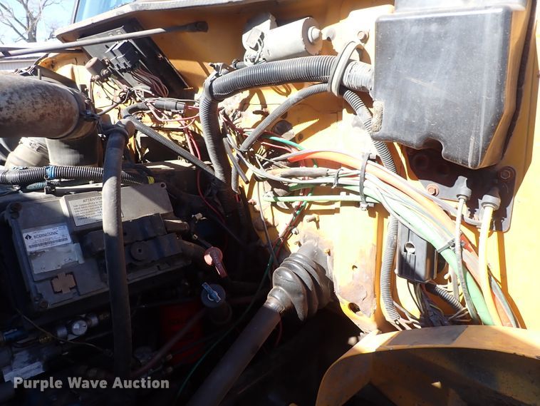 image for item DS7025 1999 International 4900  dump truck