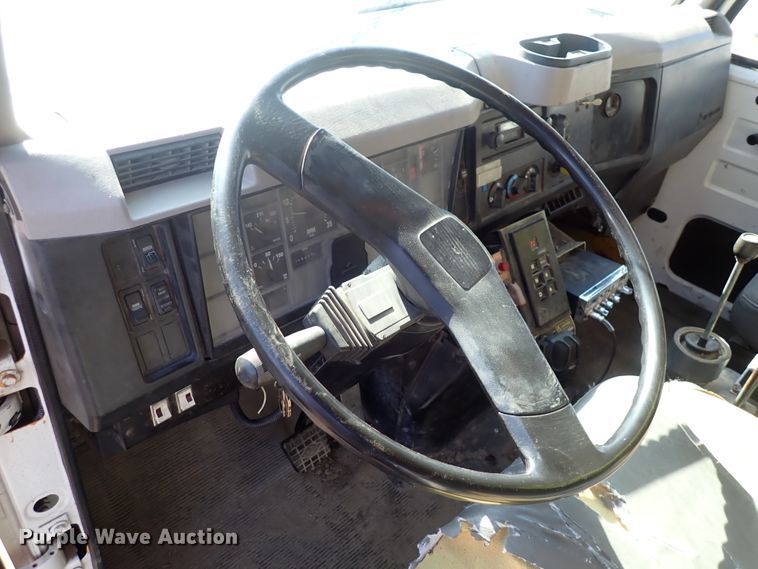 image for item DS7025 1999 International 4900  dump truck