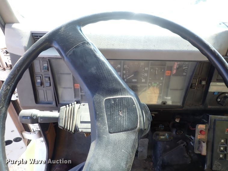 image for item DS7025 1999 International 4900  dump truck