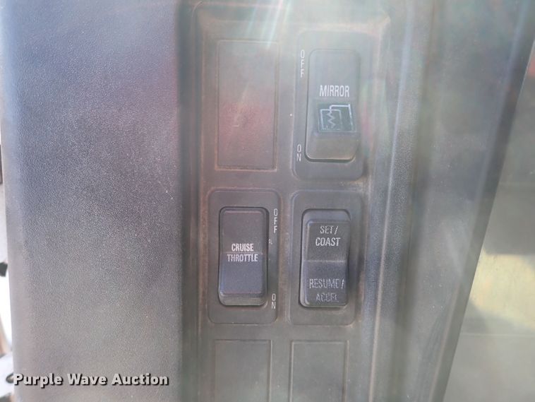 image for item DS7025 1999 International 4900  dump truck