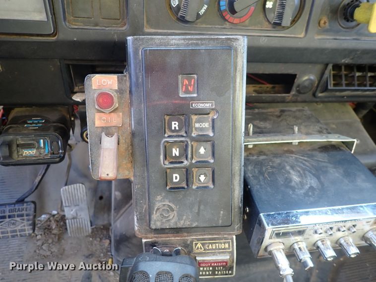 image for item DS7025 1999 International 4900  dump truck