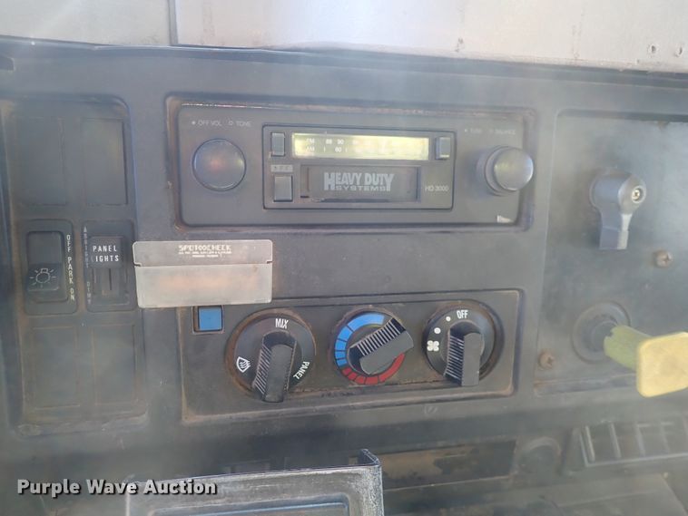 image for item DS7025 1999 International 4900  dump truck