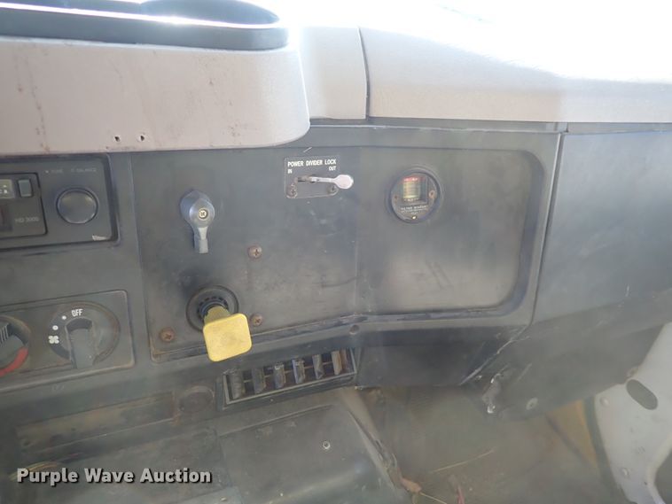 image for item DS7025 1999 International 4900  dump truck