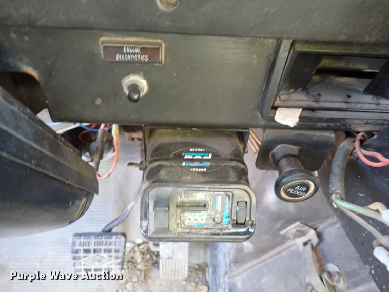 image for item DS7025 1999 International 4900  dump truck