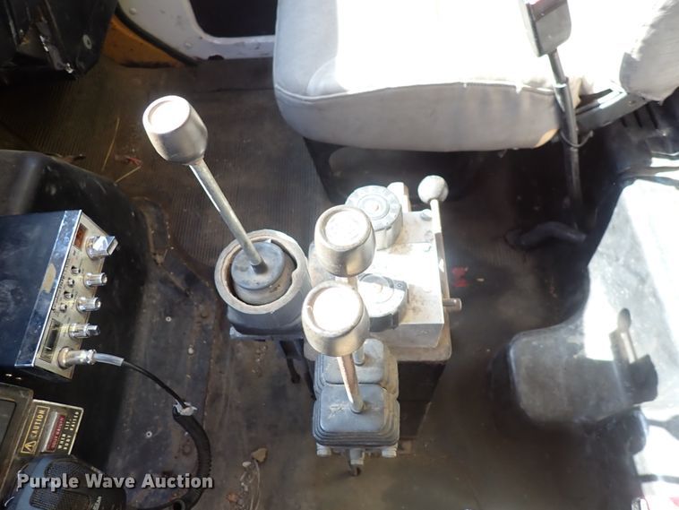 image for item DS7025 1999 International 4900  dump truck