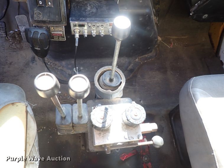 image for item DS7025 1999 International 4900  dump truck