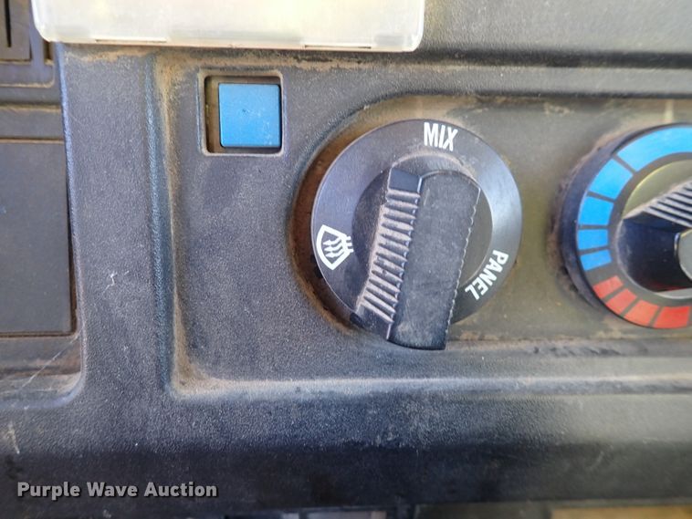 image for item DS7025 1999 International 4900  dump truck