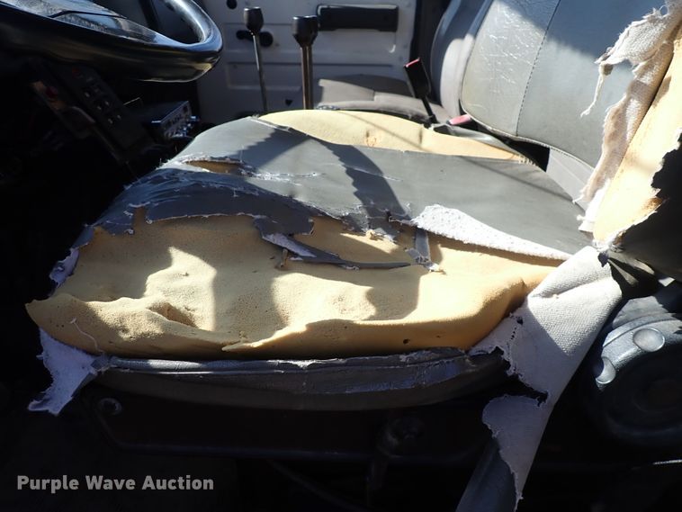 image for item DS7025 1999 International 4900  dump truck