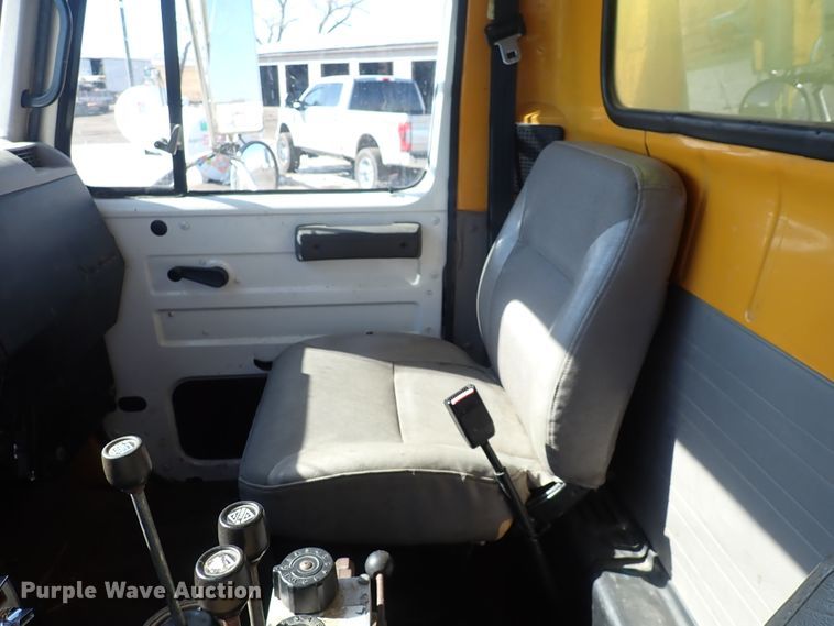 image for item DS7025 1999 International 4900  dump truck