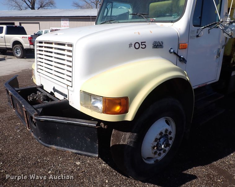 image for item DS7025 1999 International 4900  dump truck