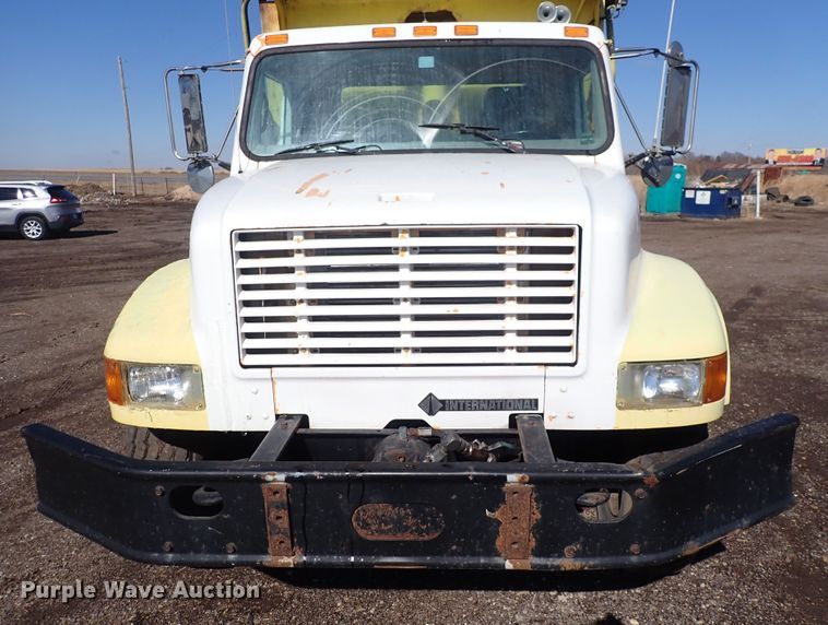 image for item DS7025 1999 International 4900  dump truck