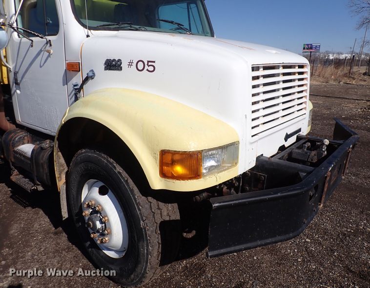 image for item DS7025 1999 International 4900  dump truck