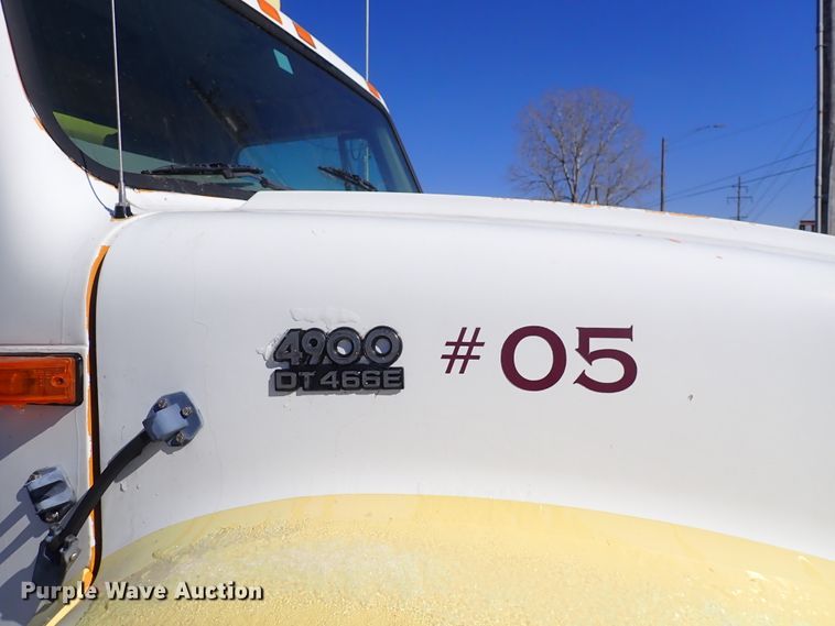 image for item DS7025 1999 International 4900  dump truck