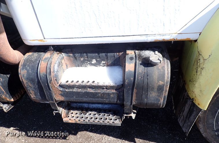 image for item DS7025 1999 International 4900  dump truck