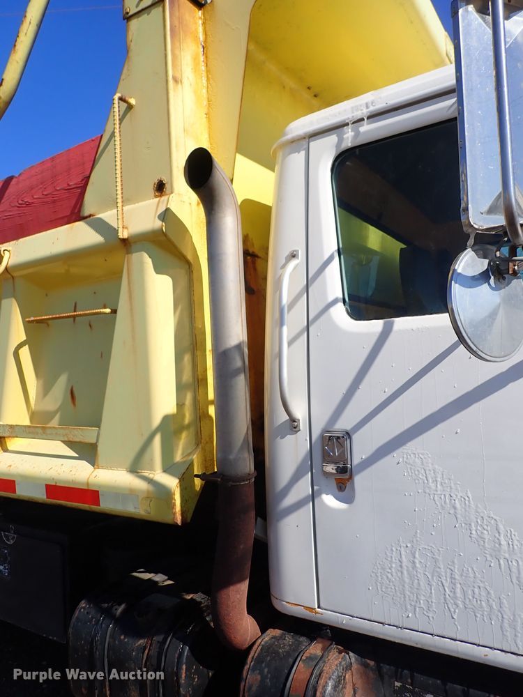 image for item DS7025 1999 International 4900  dump truck