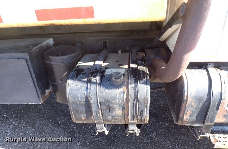 image for item DS7025 1999 International 4900  dump truck