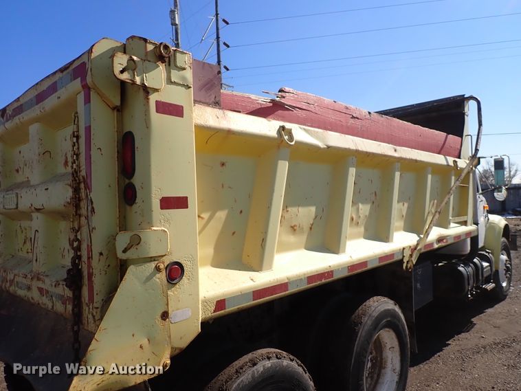 image for item DS7025 1999 International 4900  dump truck