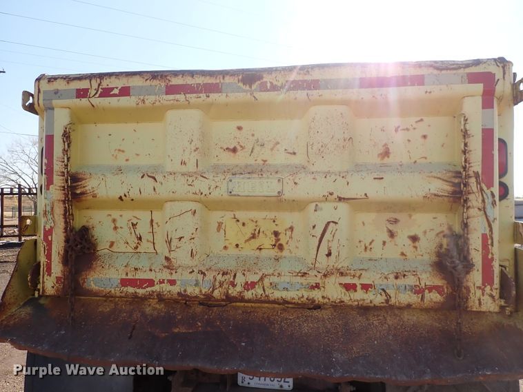 image for item DS7025 1999 International 4900  dump truck