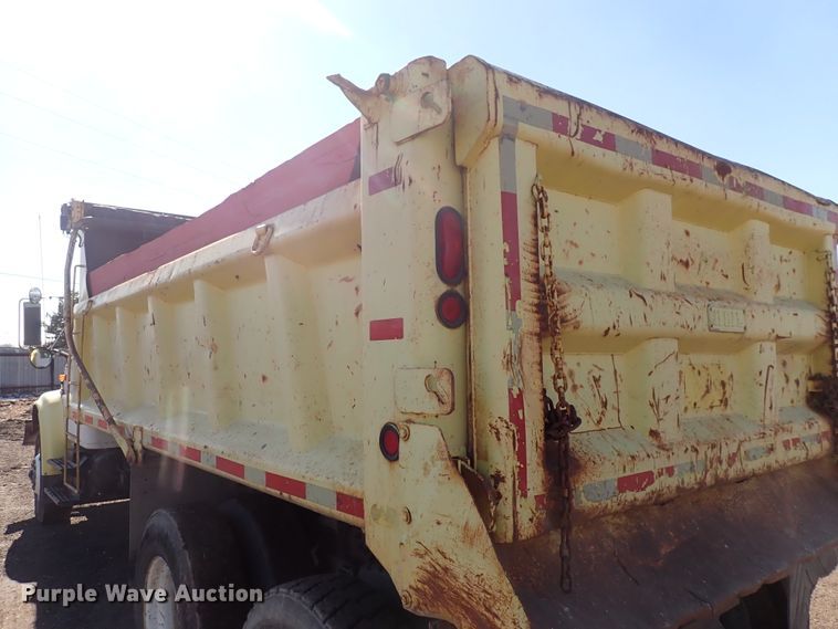image for item DS7025 1999 International 4900  dump truck