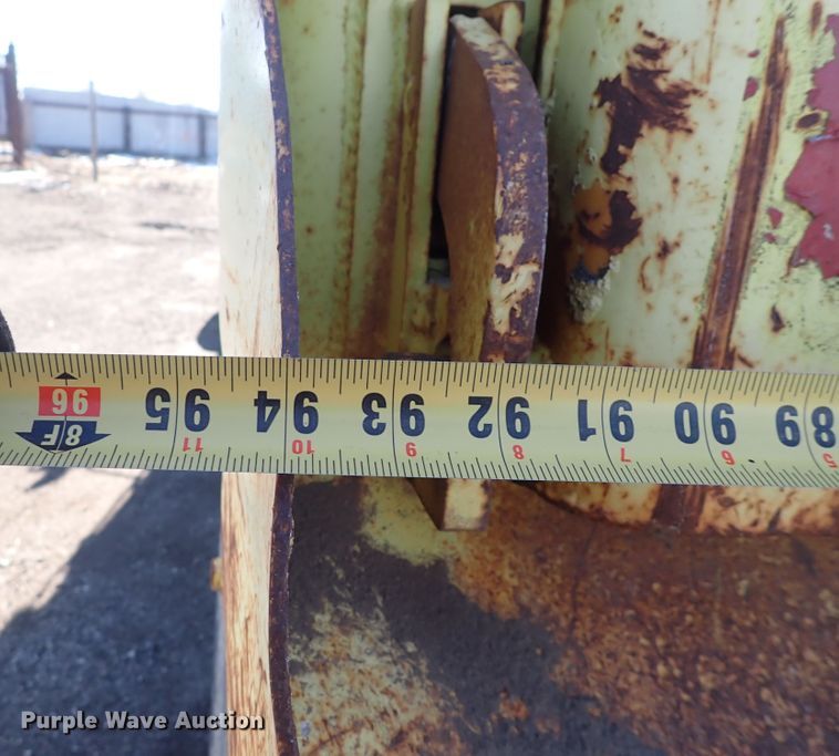 image for item DS7025 1999 International 4900  dump truck