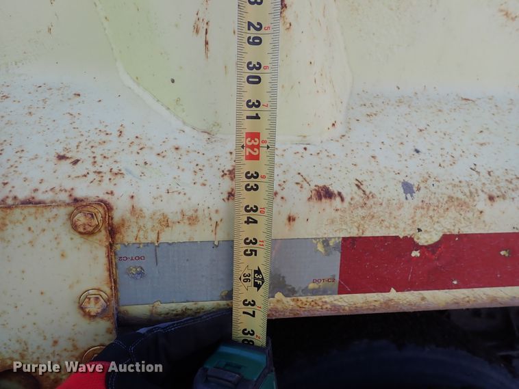 image for item DS7025 1999 International 4900  dump truck