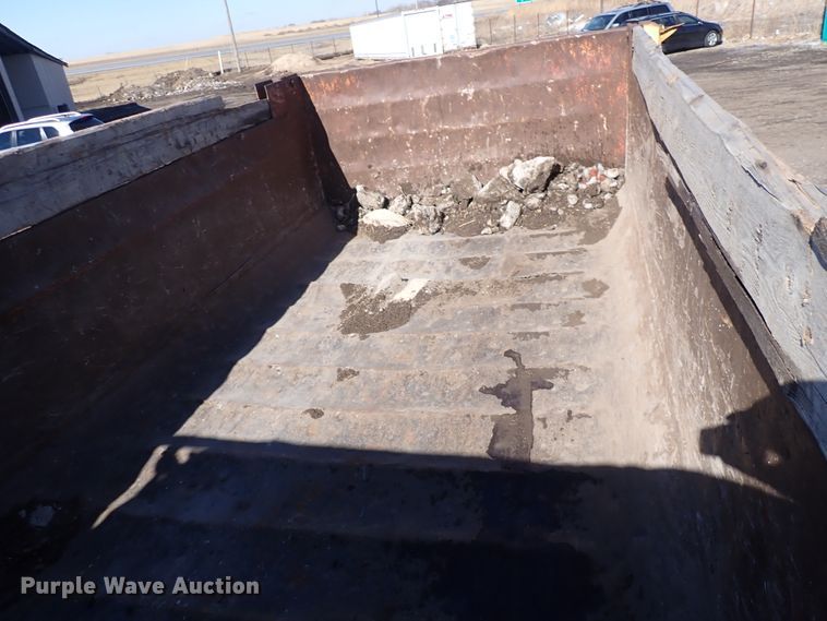 image for item DS7025 1999 International 4900  dump truck