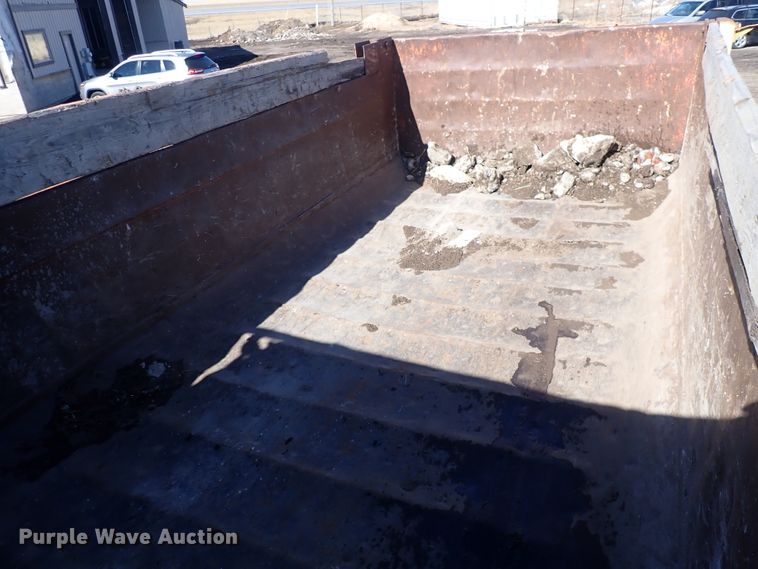 image for item DS7025 1999 International 4900  dump truck