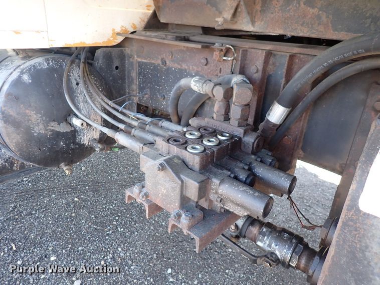 image for item DS7025 1999 International 4900  dump truck