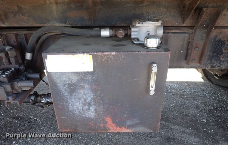 image for item DS7025 1999 International 4900  dump truck