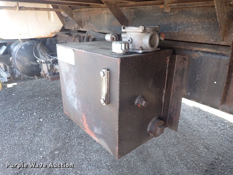 image for item DS7025 1999 International 4900  dump truck