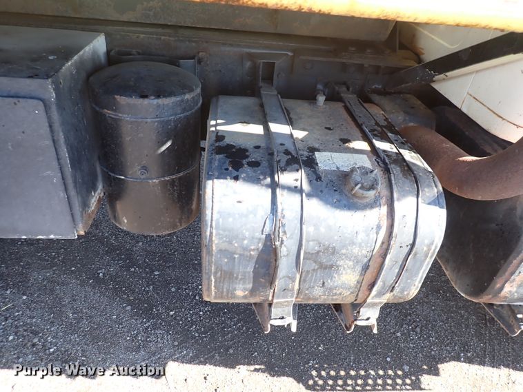 image for item DS7025 1999 International 4900  dump truck