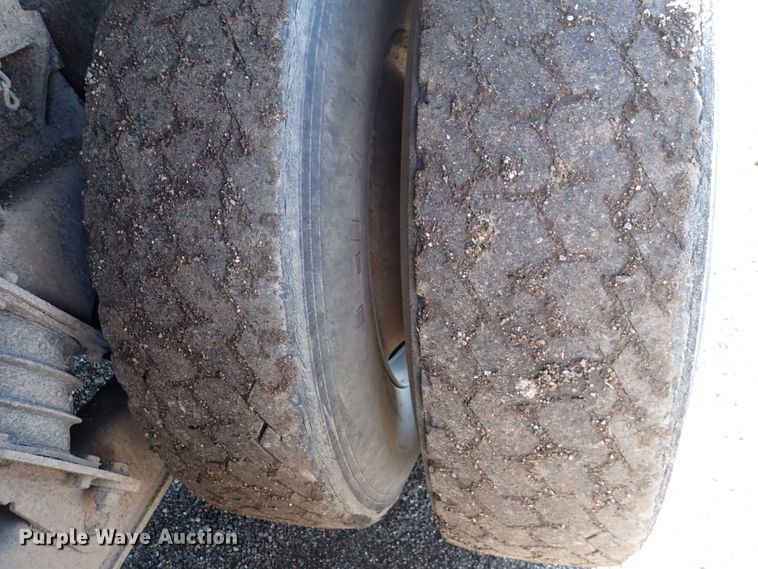 image for item DS7025 1999 International 4900  dump truck