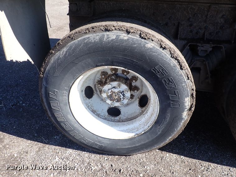 image for item DS7025 1999 International 4900  dump truck