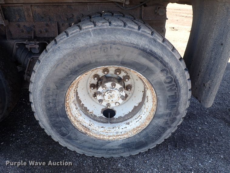 image for item DS7025 1999 International 4900  dump truck