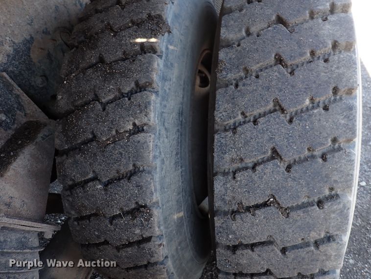 image for item DS7025 1999 International 4900  dump truck