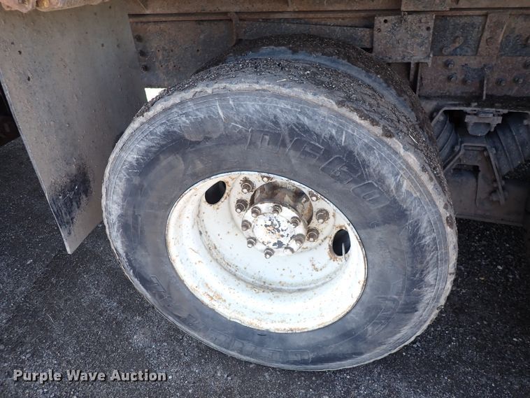 image for item DS7025 1999 International 4900  dump truck