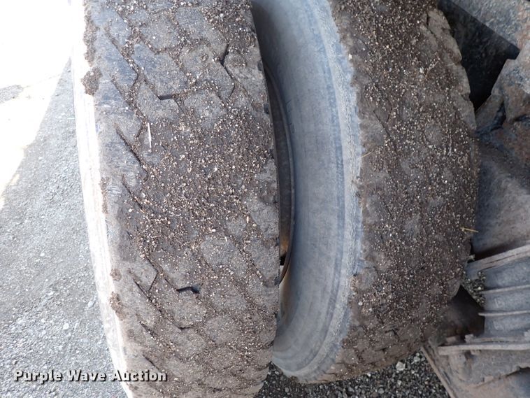 image for item DS7025 1999 International 4900  dump truck