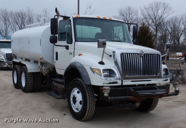 image for item IM9775 2006 International 7600  water truck
