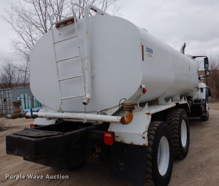 image for item IM9775 2006 International 7600  water truck