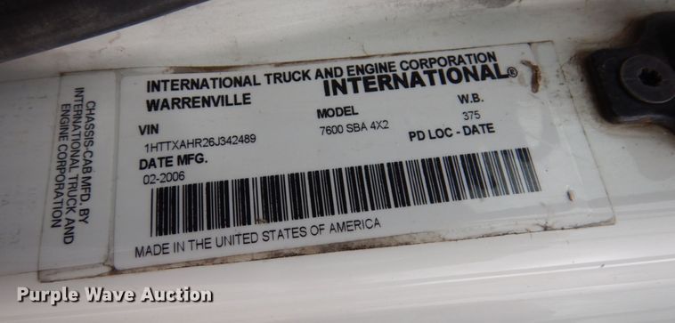 image for item IM9775 2006 International 7600  water truck