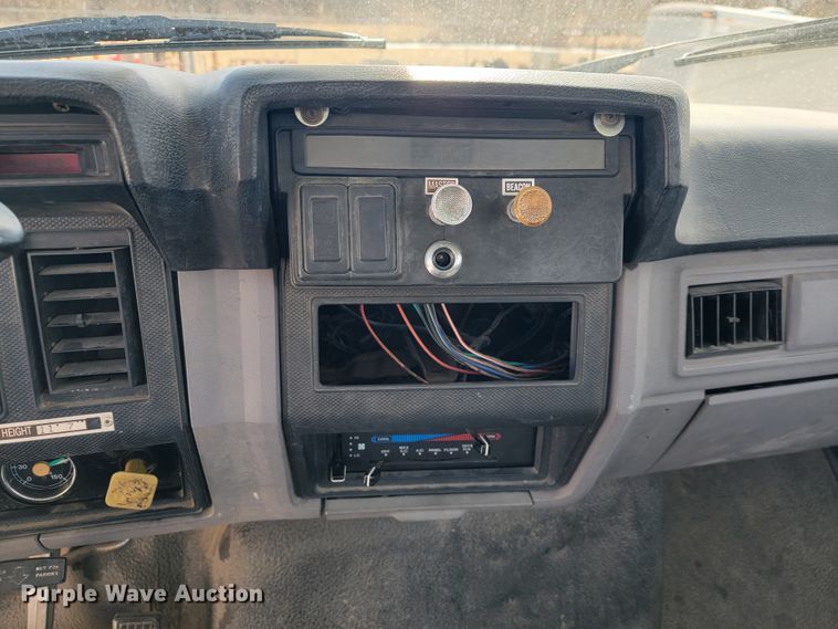 image for item JE9906 1997 Ford F800  bucket truck