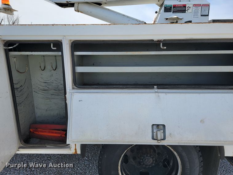 image for item JE9906 1997 Ford F800  bucket truck
