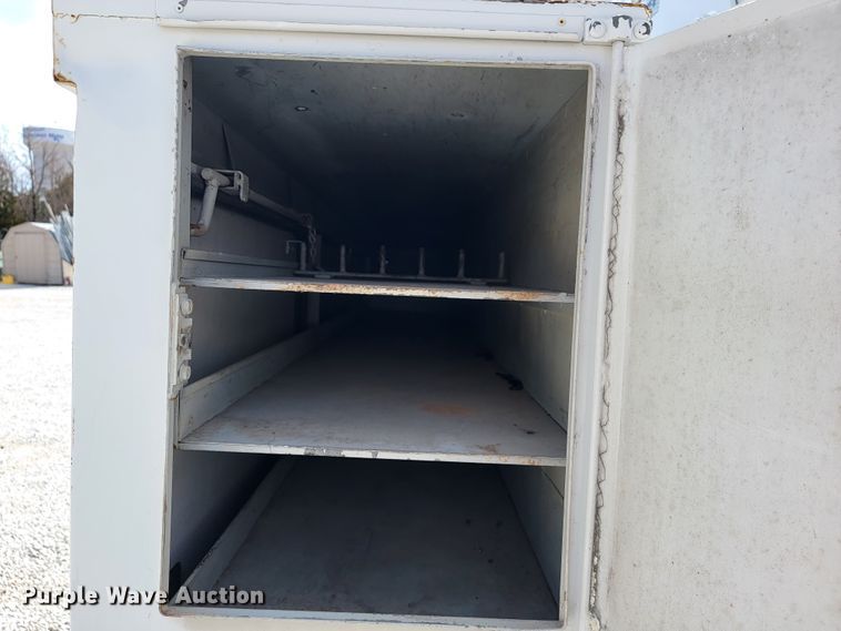 image for item JE9906 1997 Ford F800  bucket truck